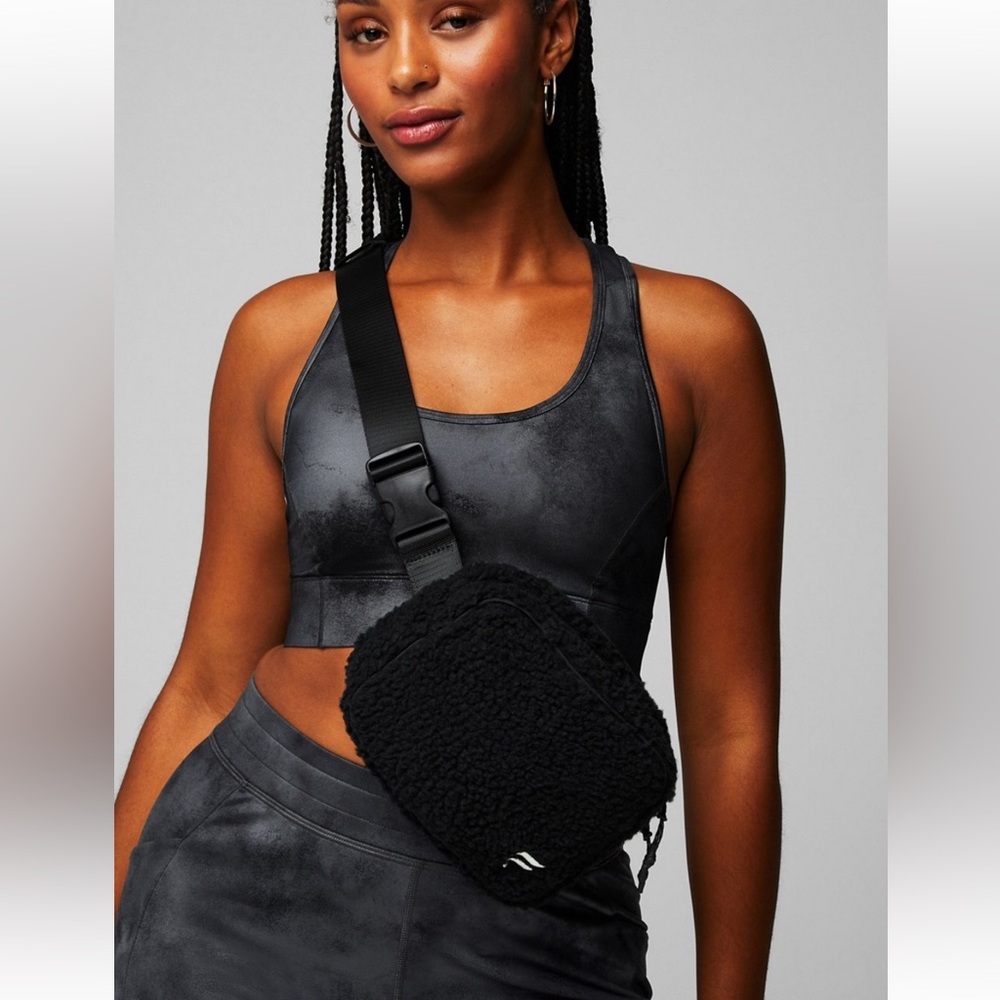 The belt bag teddy bear  black by fabletics